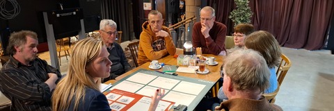 Bezoekers bij een bijeenkomst